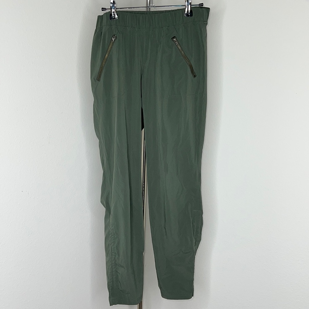 🔹 Athleta Technical Pant